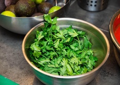 Presenetljiva moč peteršilja: to je razlog, zakaj bi ga morali uživati vsak dan