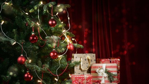 Darila, ki naj bi prinašala nesrečo: te reči ob praznikih raje pustite na polici, sicer se obdarovancu slabo piše