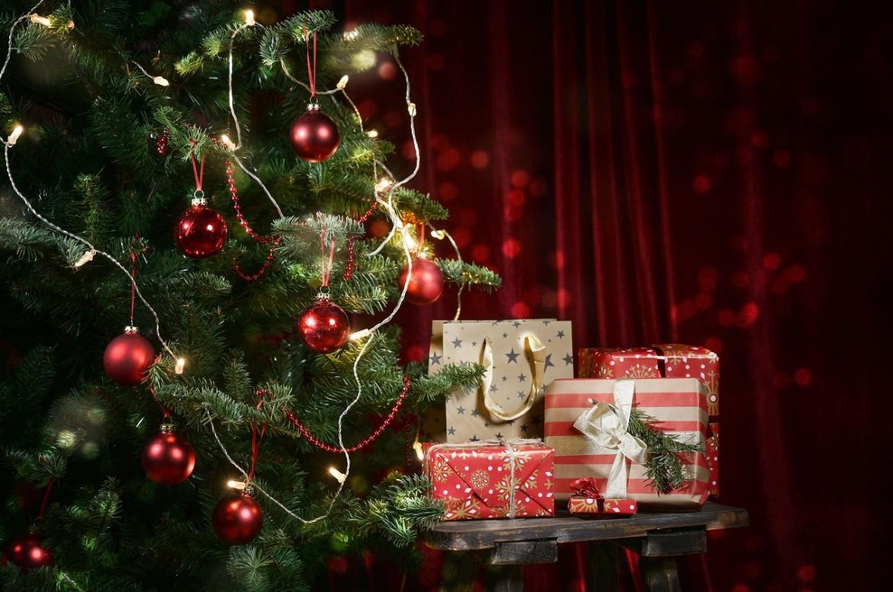 Darila, ki naj bi prinašala nesrečo: te reči ob praznikih raje pustite na polici, sicer se obdarovancu slabo piše (foto: Profimedia)