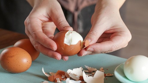 Tudi vi ves čas narobe kuhate jajca? Pozabite na sol in kis, ena kuhinjska sestavina reši težavo z njihovim lupljenjem