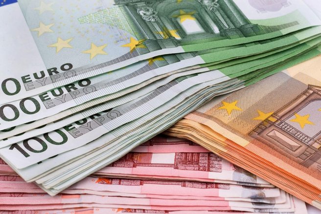 denar bozicnica slovenija podjetja goljufije delavska svetovalnica 2025