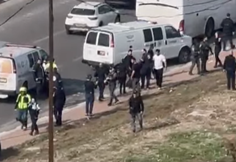 V napadu v Izraelu Palestinec ubil dva človeka z avtomobilom in nožem