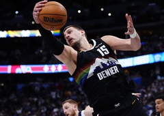 Srbski košarkarski as Nikola Jokić na tekmi, ki je spominjala na videoigro, postavil nov rekord lige NBA
