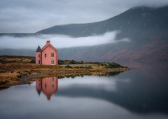 Skrivnostna hiša sredi ničesar je postala velika turistična senzacija — a ni to, kar se zdi na prvi pogled