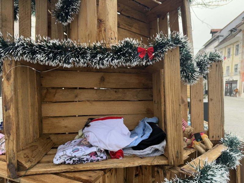 Skofja Loka prazniki drevo gajbice darila humanitarnost