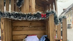 Skofja Loka prazniki drevo gajbice darila humanitarnost