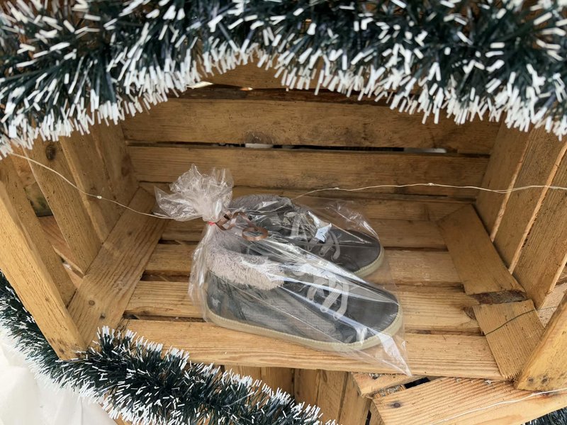 Skofja Loka prazniki drevo gajbice darila humanitarnost