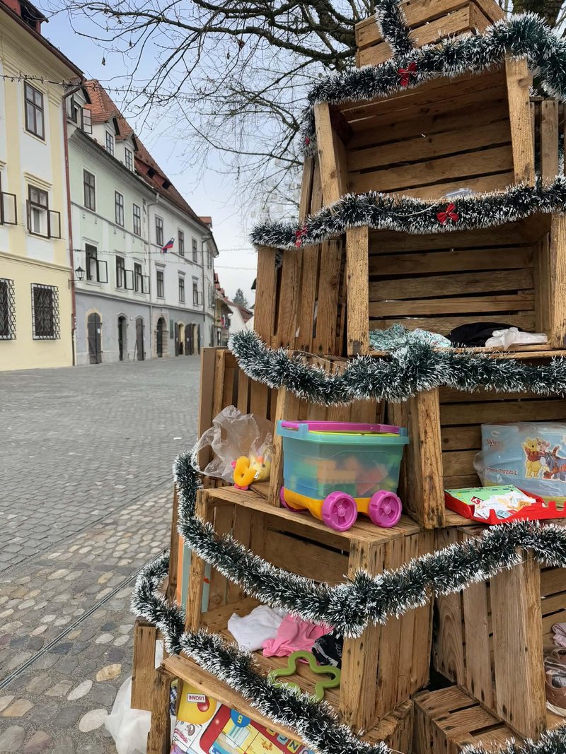 Skofja Loka prazniki drevo gajbice darila humanitarnost