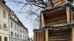 Skofja Loka prazniki drevo gajbice darila humanitarnost