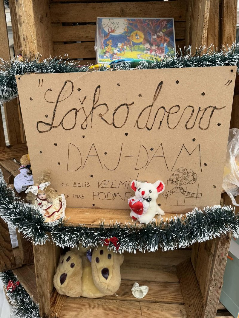 Skofja Loka prazniki drevo gajbice darila humanitarnost