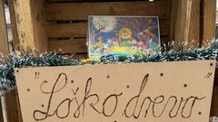 Skofja Loka prazniki drevo gajbice darila humanitarnost