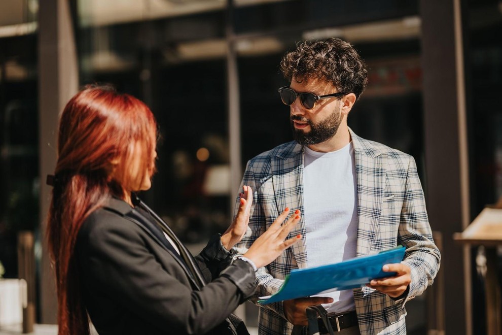 Dvojčka Dvojčkoma vlada Merkur, planet komunikacije, zato sta mojstra besed. Sta verbalna akrobata, ki lahko danes zagovarjata eno stališče, jutri …