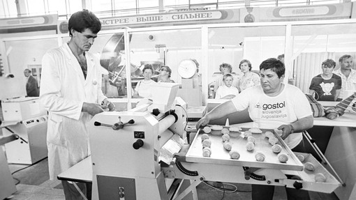 Sladica, za katero je nekoč norela vsa Jugoslavija: pripravljena v hipu, in to brez brez mleka in jajc!