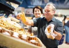 Človek na mizo dal strup, ki ga vsakodnevno jemo: uničuje črevesje in imunski sistem, ljudje pa so naravnost nori nanj