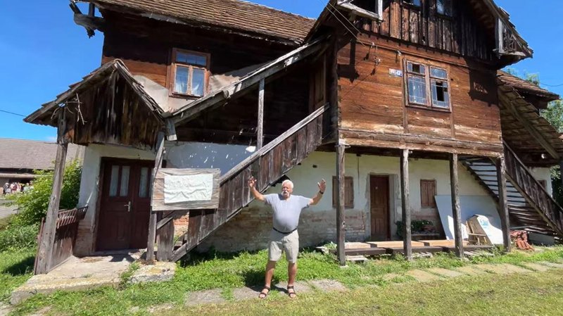 Lekenik Goslac na strehi muzikal hiša turisti