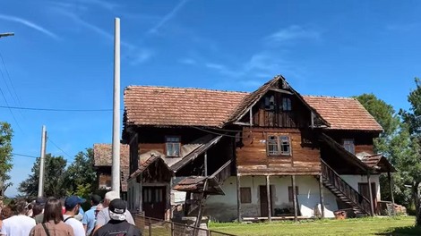 Lekenik Goslac na strehi muzikal hiša turisti