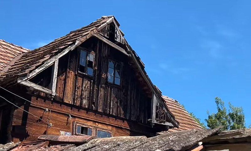 Lekenik Goslac na strehi muzikal hiša turisti