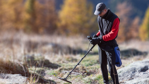 Z detektorjem kovin naletel na pravo premoženje in obstal kot vkopan, ni mogel verjeti, da je preprosto - obogatel!