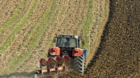 traktor kmetovanje kmetijstvo kmetija njihva polje nemcija revolucija tehnologija