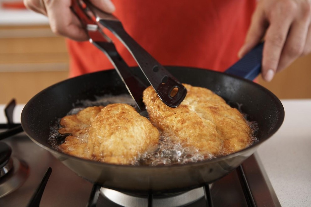 OCVRTA HRANA Ocvrta hrana, kot so piščančji nuggets, burgerji in ocvrt krompirček, pogosto vsebujejo transmaščobe, zlasti če se olja za …