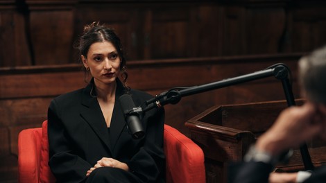 Igralka Zala Djuric v podkastu navdiha razkrila, kako vstopi v lik s čustvi, ki jih sama morda ne čuti