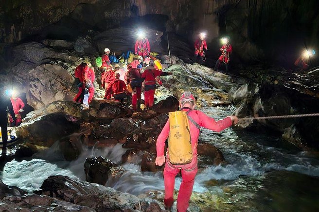 Reševalna akcija v Škocjanskih jamah: umrlega potapljača ponoči prenesli iz jame