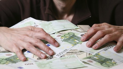 denar evro zasluzek bogastvo 2026 bik znamenje horoskop