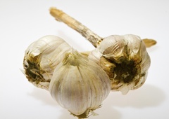 Kdaj ste kupili česen? Če ga imate doma toliko časa, ga nemudoma zavrzite!