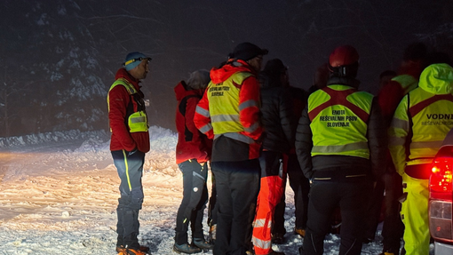 Drama v slovenskih gorah: človek, pogrešan od prejšnjega večera, na terenu pa sneg, veter in tema ...