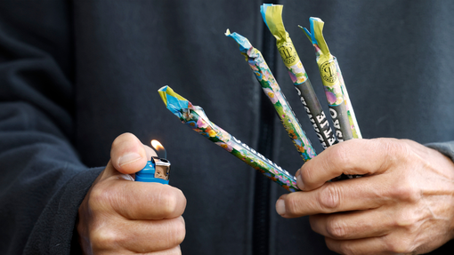 V Kopru skupina mladih z novoletnimi raketami "napadla" stanovanjski blok