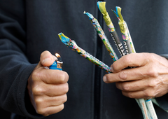 V Kopru skupina mladih z novoletnimi raketami "napadla" stanovanjski blok