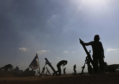 Nov vojaški napad: Francija in Velika Britanija ponoči napadle v Siriji