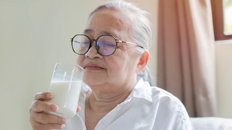 tarejša oseba pitje mleka