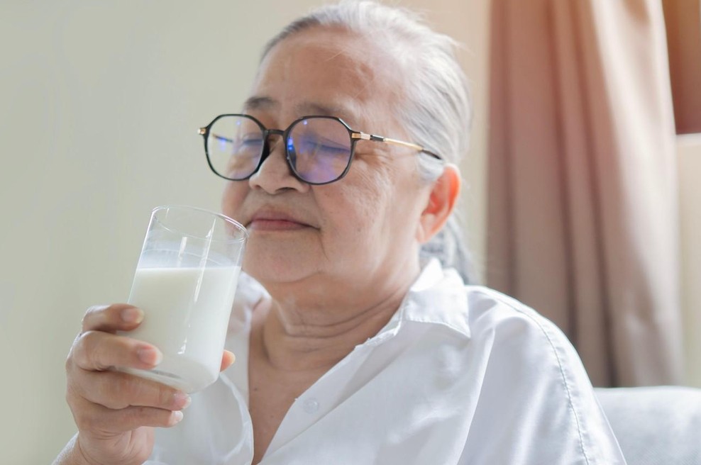 Osteoporoza ni posledica premajhne količine popitega mleka, temveč tega: nutricionist razkriva vzroke in rešitve (foto: Profimedia)