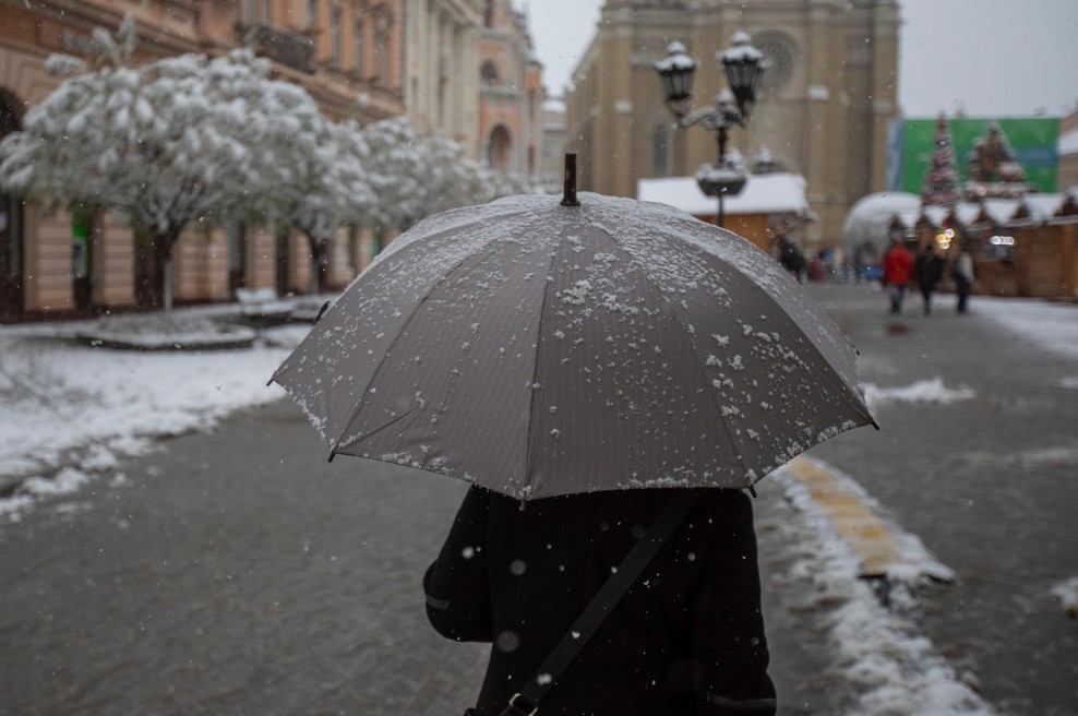 Prihaja hladna fronta! Znano je, kdaj nas bodo zajele padavine in kje bo najbolj snežilo (foto: Profimedia)