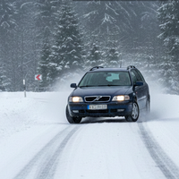 Vozniki, pozor: ko vozite po poledeneli cesti, nikoli ne pritiskajte tega gumba