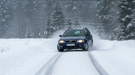 Na zasneženih cestah je pravi kaos: če boste upoštevali teh 5 pravil, bo vožnja v izrednih razmerah znosnejša