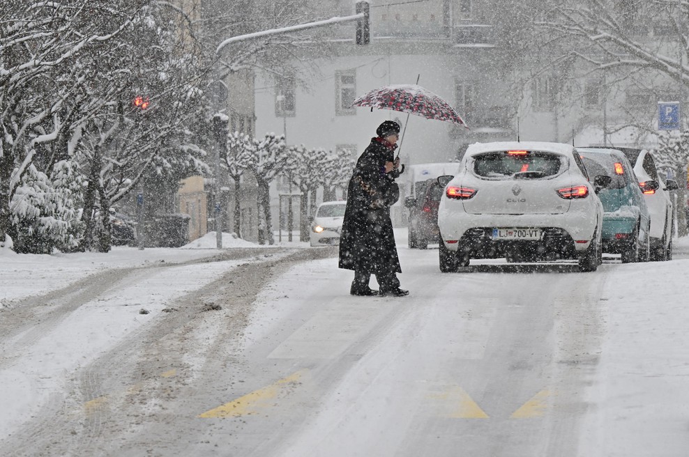 Mraz kaže zobe, NIJZ pa svari pred temi nevarnostmi (veste, kako se zaščititi?) (foto: Bobo)