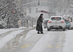 Mraz kaže zobe, NIJZ pa svari pred temi nevarnostmi (veste, kako se zaščititi?)