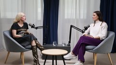 Sara Isaković in voditeljica podkasta Katarina Matejčič.