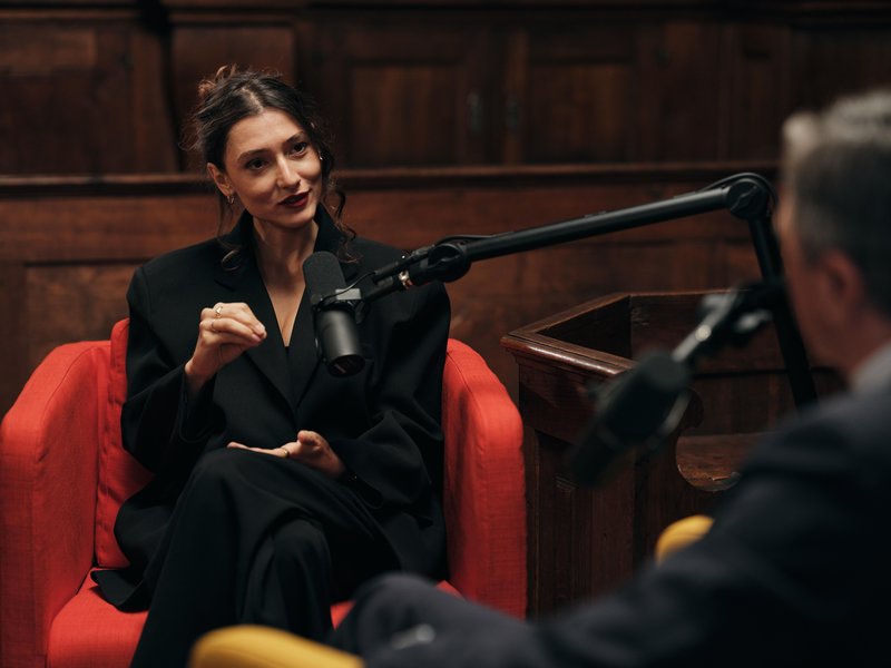 Zala Djuric o prednostih poezije, v podkastu je prebrala svojo še neobjavljeno pesmico (in ob tem razkrila, zakaj ima ob branju tremo)