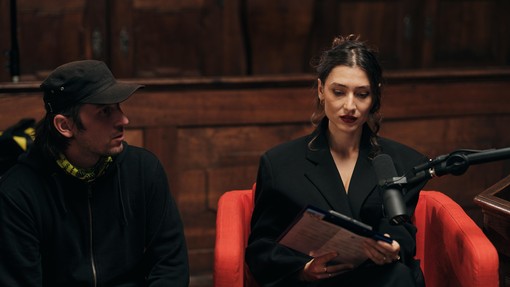 Zala Djuric o prednostih poezije, v podkastu je prebrala svojo še neobjavljeno pesmico (in ob tem razkrila, zakaj ima ob branju tremo)