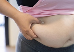 Največja jutranja napaka, ki jo počne večina ljudi: zaradi te navade se maščoba kopiči okoli trebuha, sladkor pa ponori