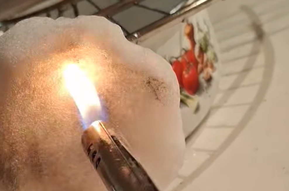 Sneg, ki se ob plamenu ne stali?! Slovenka naredila poskus, ki je razburil Facebook (foto: Facebook/Sabina Majcen/posnetek zaslona)