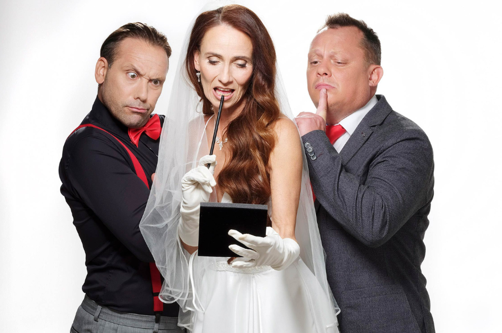 Ko iskanje ljubezni postane noro zabavno: vdova išče moža s pomočjo tarota, njen sosed pa ... (foto: Promocijsko gradivo)