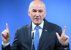 Janez Janša slavi novo veliko zmago: stopil je pred ljudi in dvignil roke visoko v zrak (močno si je oddahnil!)