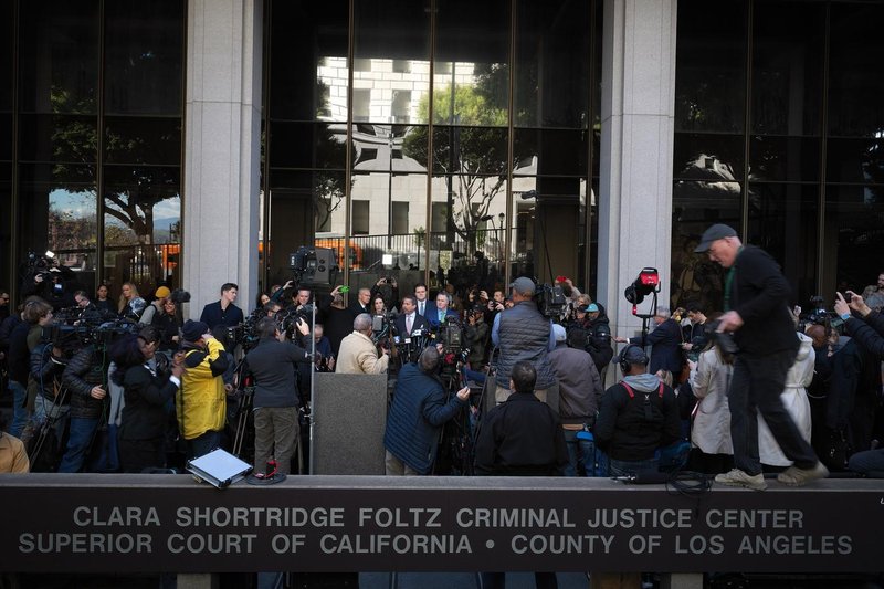 Umor slavnega režiserja in žene: obtoženega sina je zapustil odvetnik