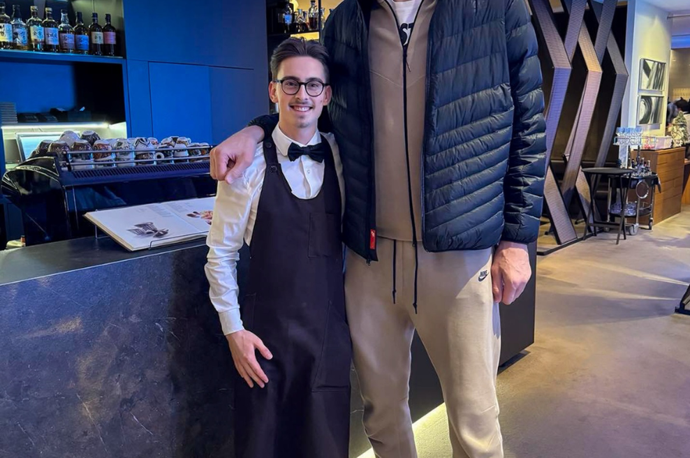 Slovenski natakar ponosno poziral z zvezdnikom NBA, ki je igral v veliki hollywoodski uspešnici (foto: Facebook/Restavracija CUBO)