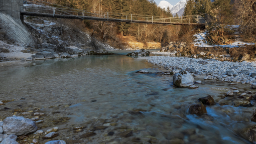 Pretresljiva prometna nesreča: 33-letna voznica z avtom zgrmela v Sočo