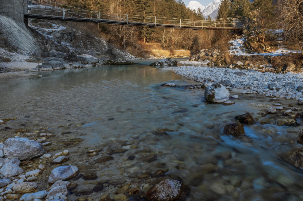 Pretresljiva prometna nesreča: 33-letna voznica z avtom zgrmela v Sočo (foto: Profimedia)
